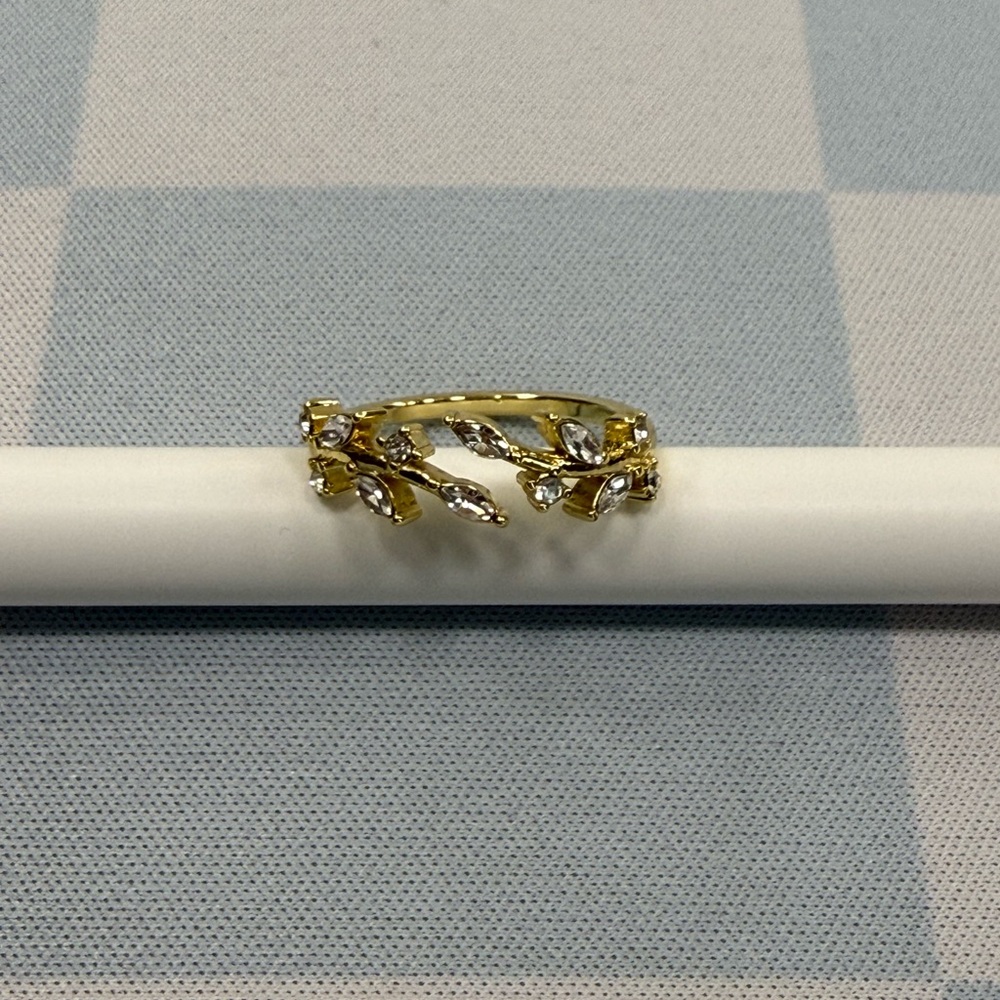 Elegant Gold Leaf Ring Size 6